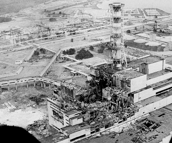 An aerial view of the Chernobyl nucler power plant, the site of the world's worst nuclear accident, is seen in April 1986, made two to three days after the explosion in Chernobyl, Ukraine. In front of the chimney is the destroyed 4th reactor. (AP Photo) - ilpost.it